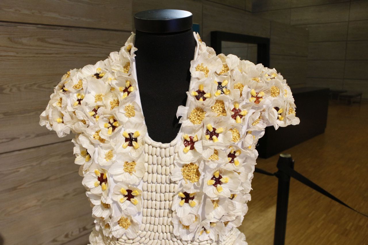 Las verduras de Calahorra (La Rioja) reproducen la moda de Alexander McQueen, Cristóbal Balenciaga, y Coco Chanel con diseños elaborados con alubias, peladuras de cebolla y ajos, guisantes o lombardas.