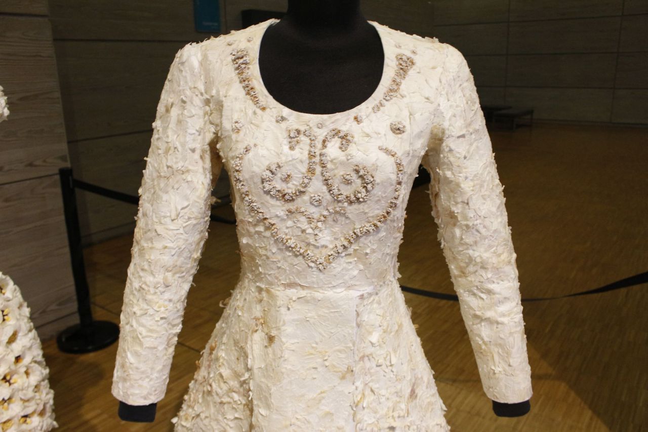 Este vestido de novia se confeccionó con la envoltura de los ajos.