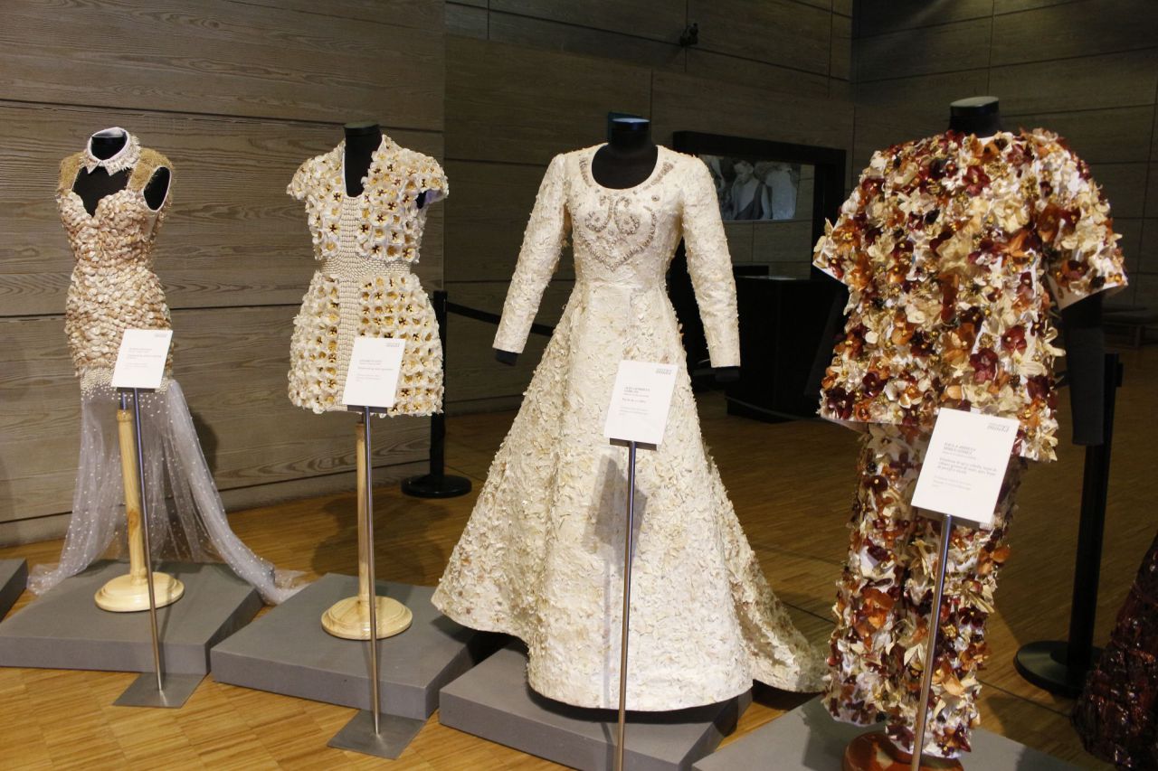 Las verduras de Calahorra (La Rioja) reproducen la moda de Alexander McQueen, Cristóbal Balenciaga, y Coco Chanel con diseños elaborados con alubias, peladuras de cebolla y ajos, guisantes o lombardas.