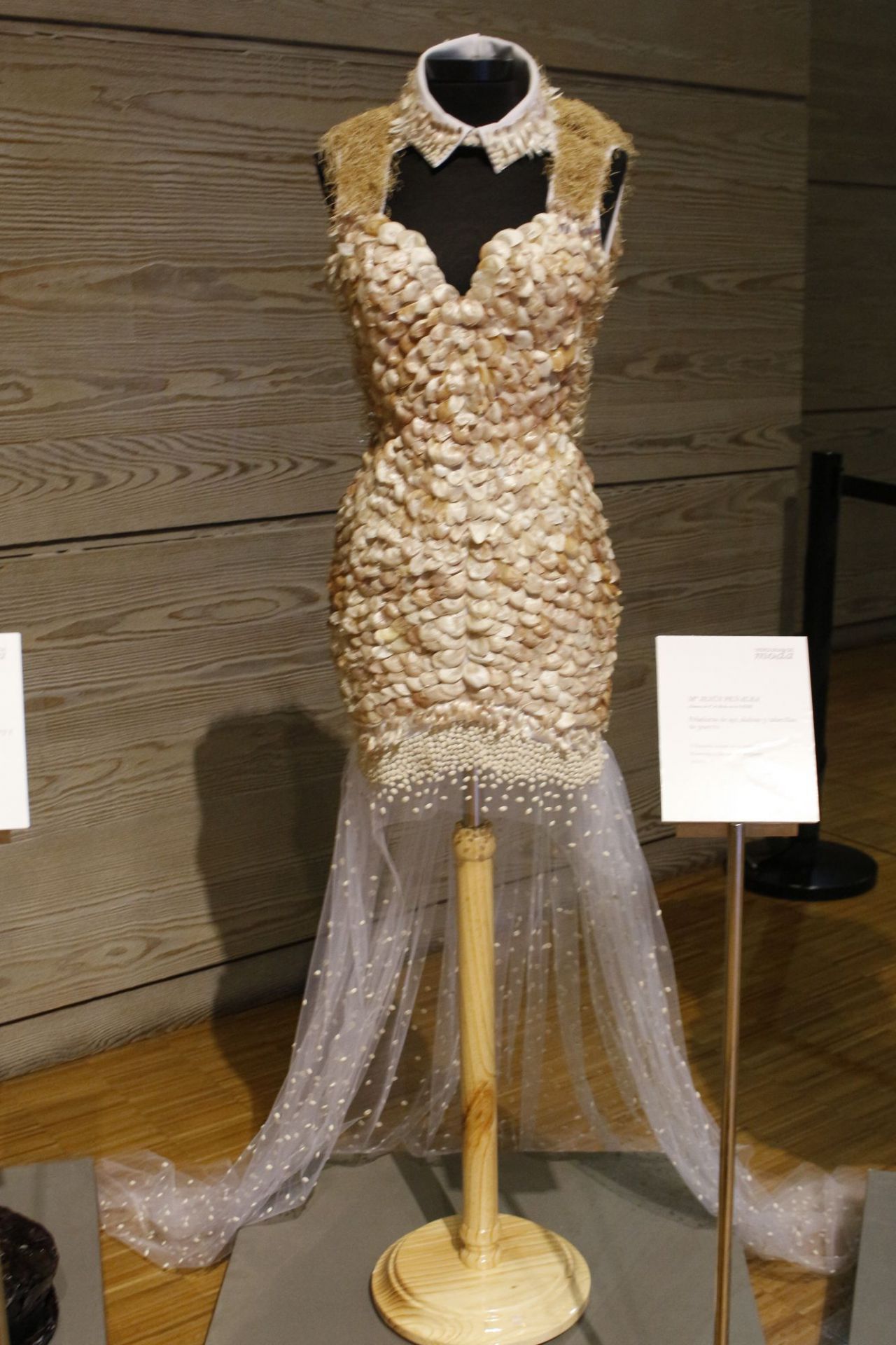 Las verduras de Calahorra (La Rioja) reproducen la moda de Alexander McQueen, Cristóbal Balenciaga, y Coco Chanel con diseños elaborados con alubias, peladuras de cebolla y ajos, guisantes o lombardas.