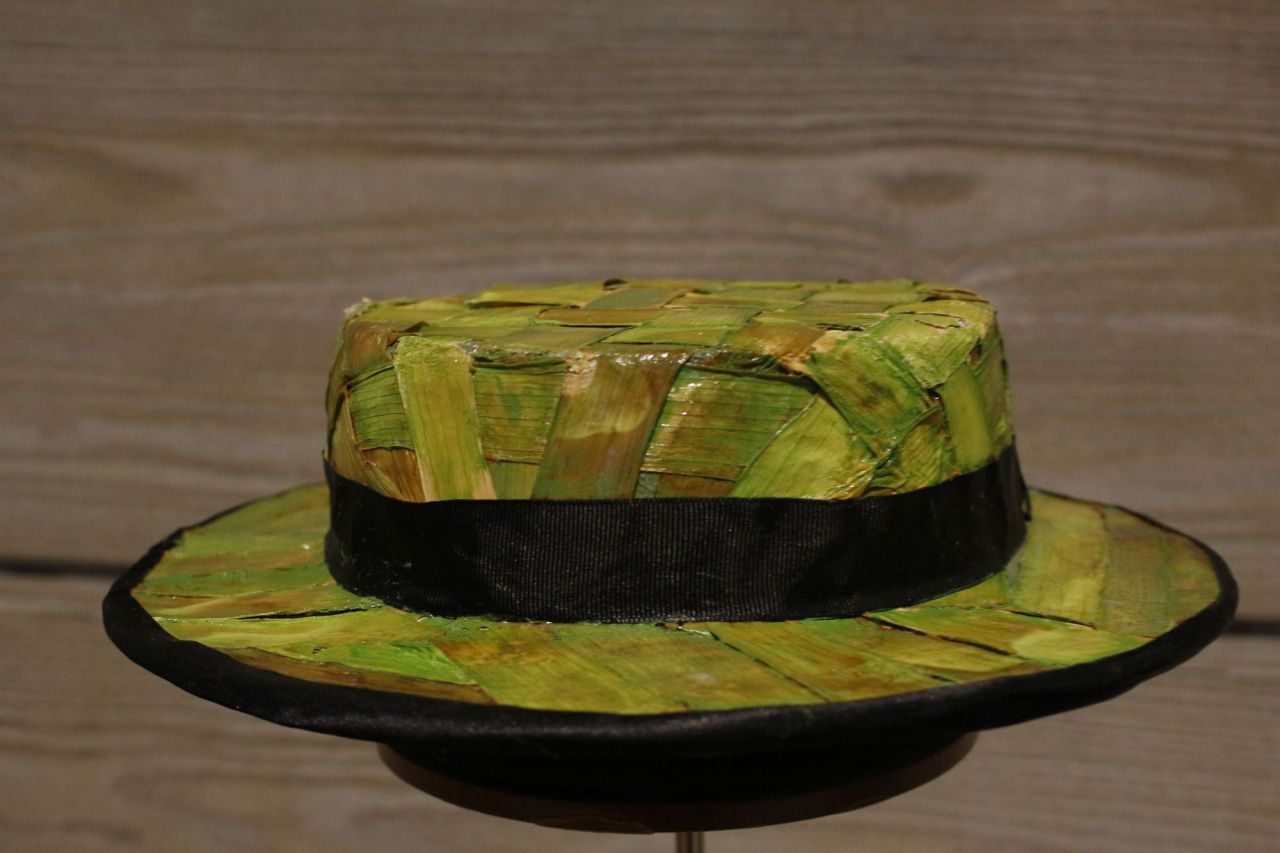 En la exposición también pueden verse algunos complementos realizados con pimiento seco como este sombrero.