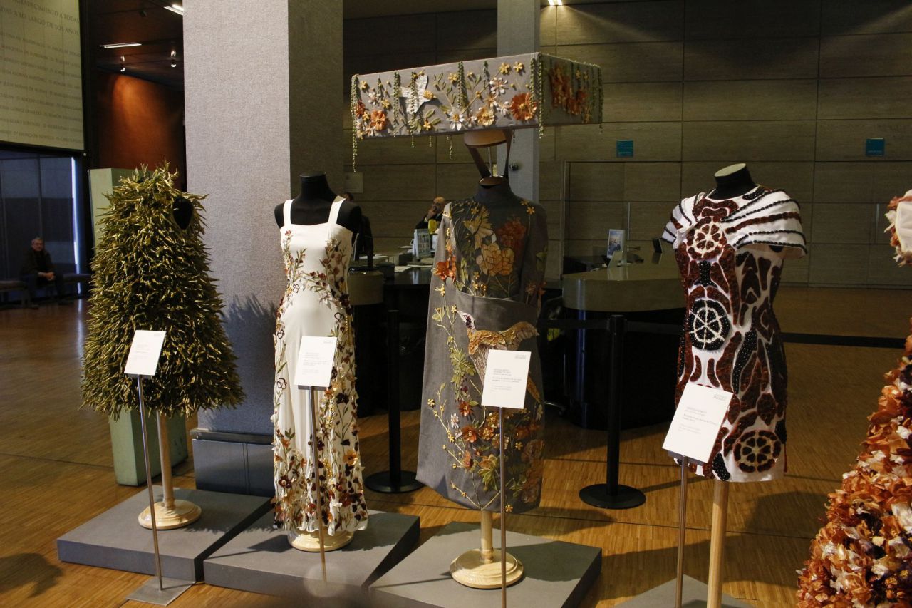 Las verduras de Calahorra (La Rioja) reproducen la moda de Alexander McQueen, Cristóbal Balenciaga, y Coco Chanel con diseños elaborados con alubias, peladuras de cebolla y ajos, guisantes o lombardas.