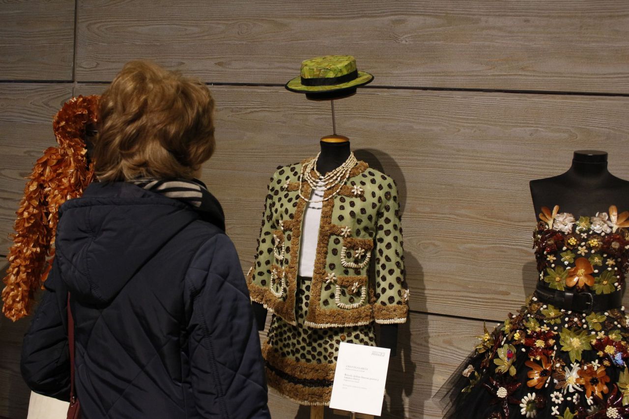 Las verduras de Calahorra (La Rioja) reproducen la moda de Alexander McQueen, Cristóbal Balenciaga, y Coco Chanel con diseños elaborados con alubias, peladuras de cebolla y ajos, guisantes o lombardas.