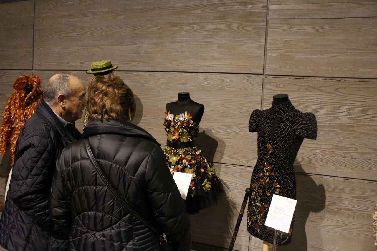 Las verduras de Calahorra (La Rioja) reproducen la moda de Alexander McQueen, Cristóbal Balenciaga, y Coco Chanel con diseños elaborados con alubias, peladuras de cebolla y ajos, guisantes o lombardas.