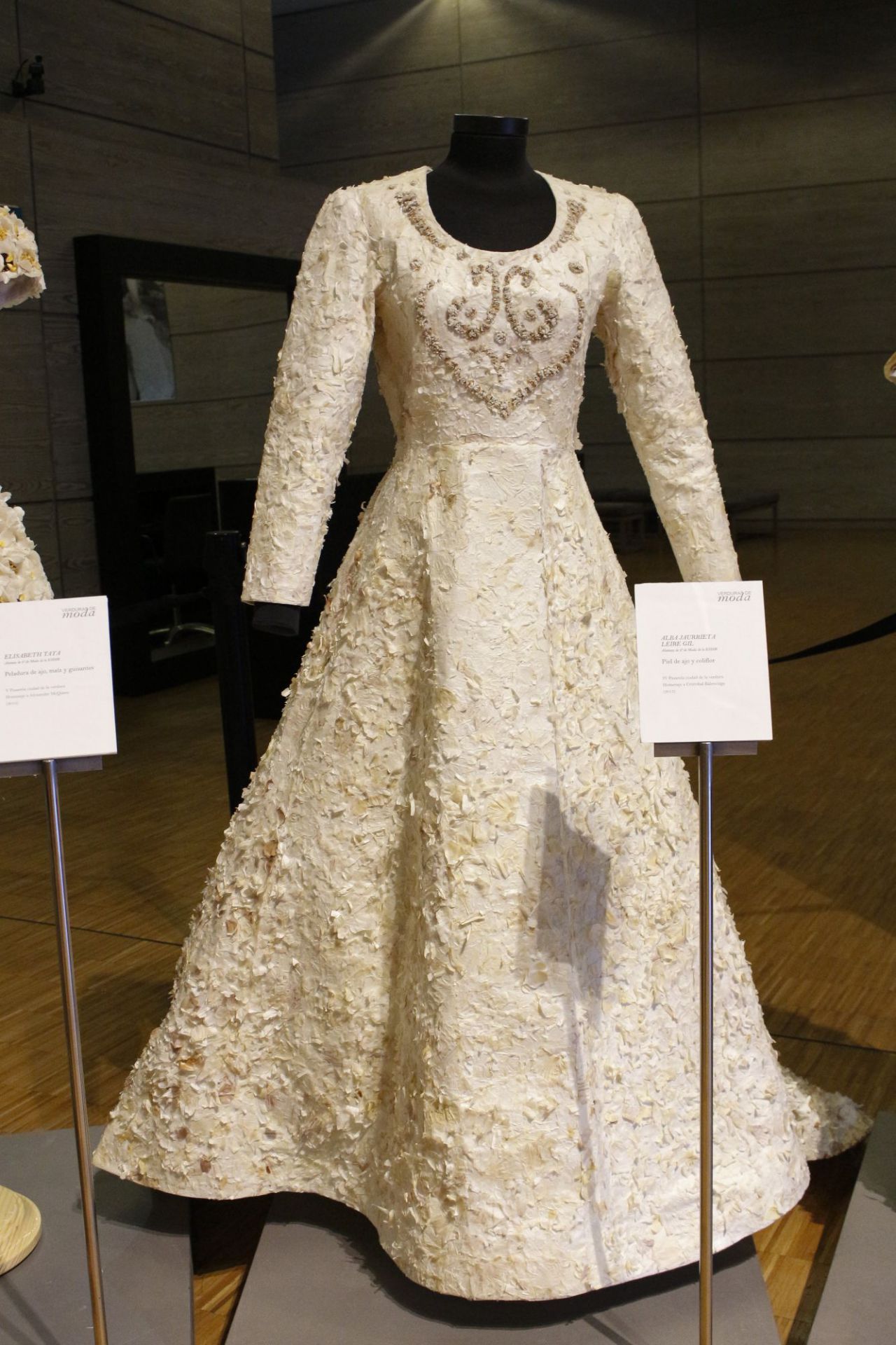 Este vestido de novia se confeccionó con la envoltura de los ajos.