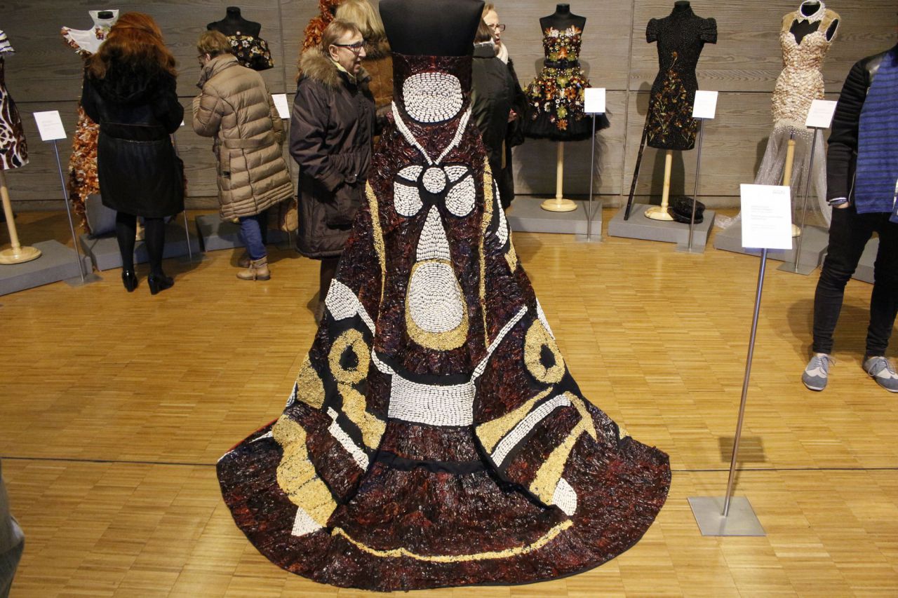 Este vestido está diseñado con alubias roja, blancas y marrones y su peso ronda los 14 kilogramos..