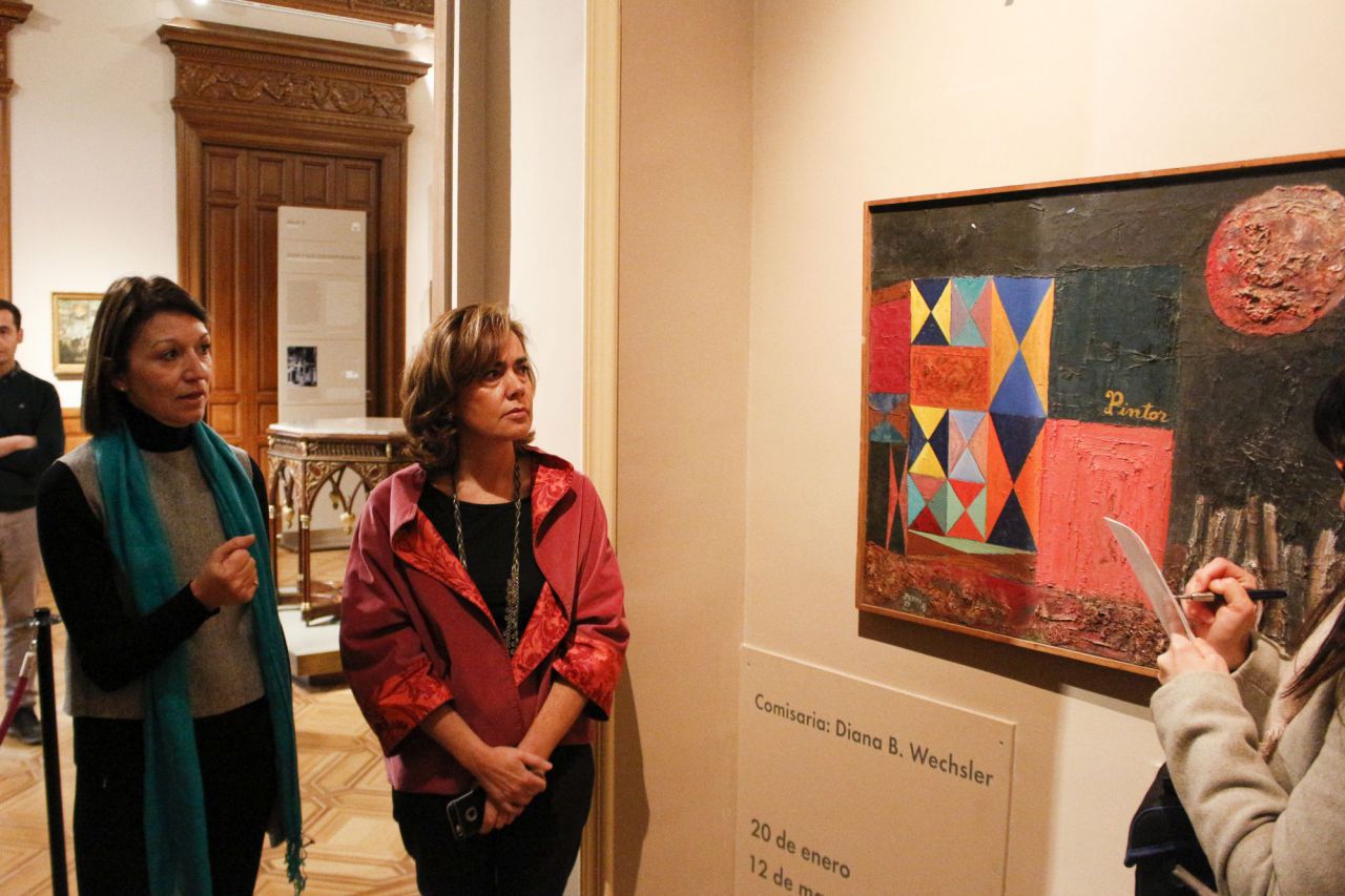La comisaria Diana B. Wechsler y la directora del museo Lázaro Galdiano, Helena Hernando, han presentado la exposición 'Antonio Berni: entre la expedición fotográfica y la reinvención del grabado, una muestra de gabinete'. 