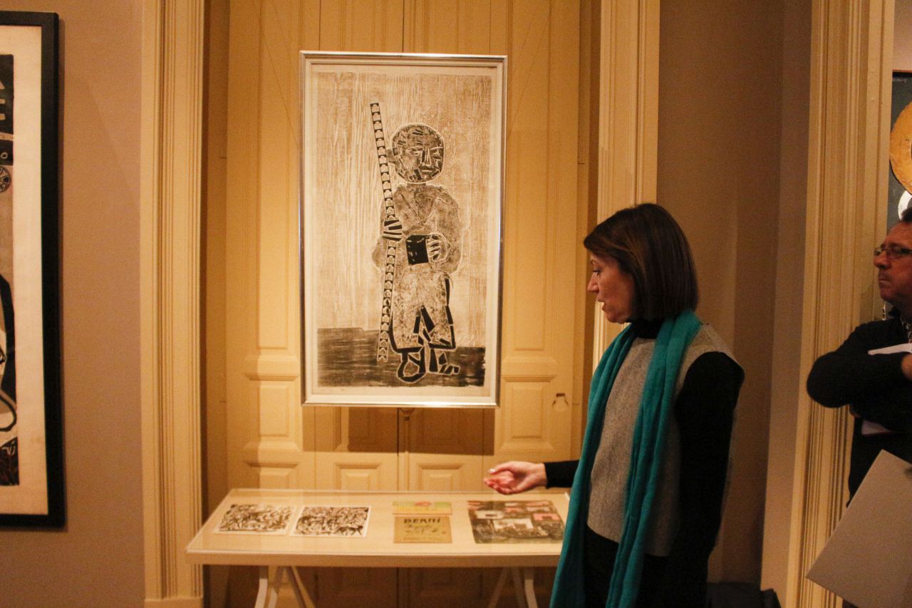 La comisaria Diana B. Wechsler y la directora del museo Lázaro Galdiano, Helena Hernando, han presentado la exposición 'Antonio Berni: entre la expedición fotográfica y la reinvención del grabado, una muestra de gabinete'. 