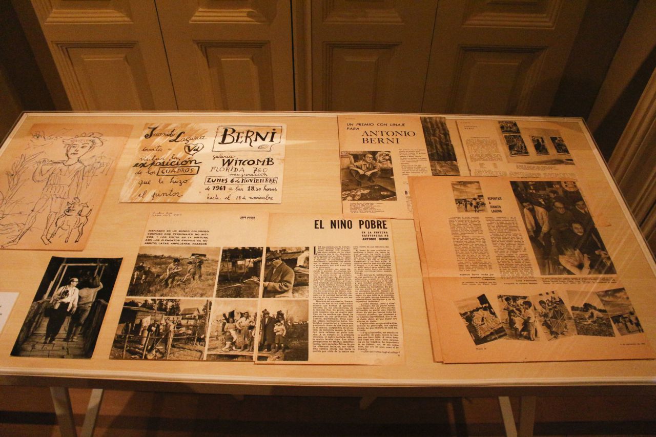 La comisaria Diana B. Wechsler y la directora del museo Lázaro Galdiano, Helena Hernando, han presentado la exposición 'Antonio Berni: entre la expedición fotográfica y la reinvención del grabado, una muestra de gabinete'. 