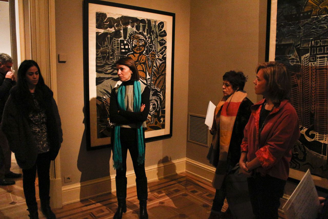 La comisaria Diana B. Wechsler y la directora del museo Lázaro Galdiano, Helena Hernando, han presentado la exposición 'Antonio Berni: entre la expedición fotográfica y la reinvención del grabado, una muestra de gabinete'. 