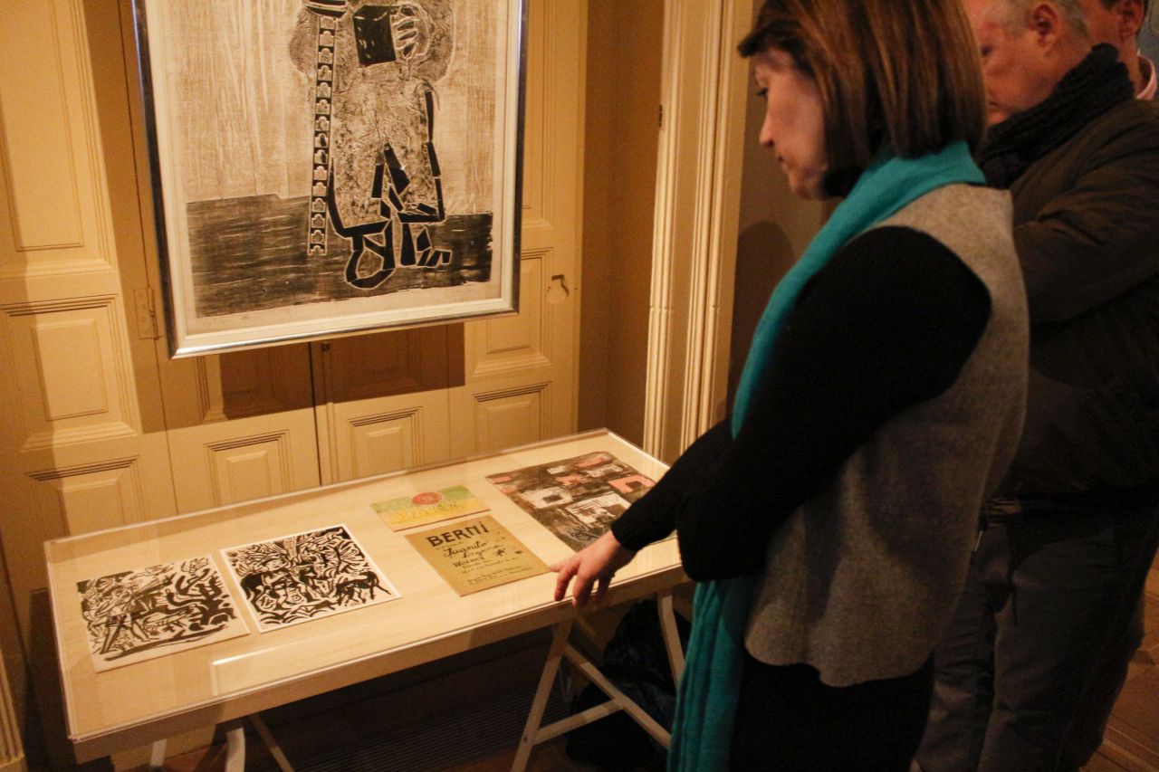 La comisaria Diana B. Wechsler y la directora del museo Lázaro Galdiano, Helena Hernando, han presentado la exposición 'Antonio Berni: entre la expedición fotográfica y la reinvención del grabado, una muestra de gabinete'. 