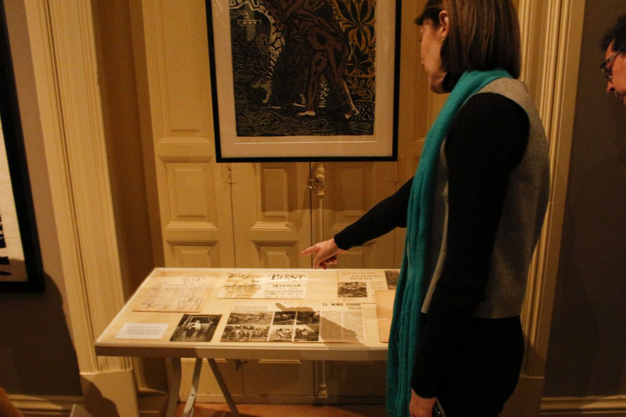 La comisaria Diana B. Wechsler y la directora del museo Lázaro Galdiano, Helena Hernando, han presentado la exposición 'Antonio Berni: entre la expedición fotográfica y la reinvención del grabado, una muestra de gabinete'. 