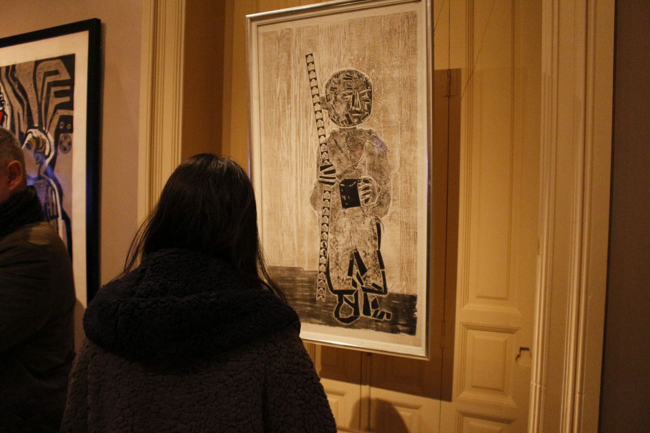 La comisaria Diana B. Wechsler y la directora del museo Lázaro Galdiano, Helena Hernando, han presentado la exposición 'Antonio Berni: entre la expedición fotográfica y la reinvención del grabado, una muestra de gabinete'. 