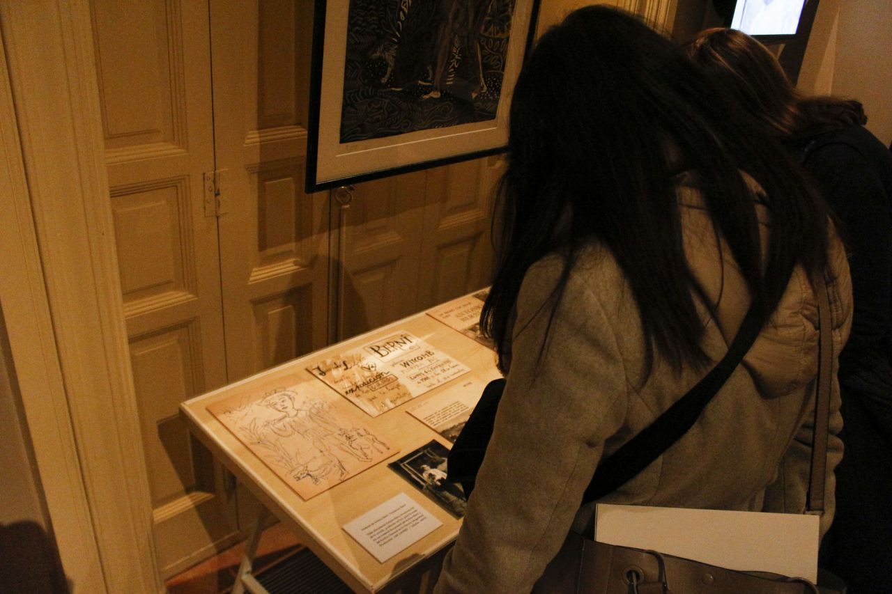 La comisaria Diana B. Wechsler y la directora del museo Lázaro Galdiano, Helena Hernando, han presentado la exposición 'Antonio Berni: entre la expedición fotográfica y la reinvención del grabado, una muestra de gabinete'. 