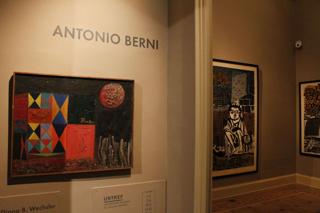 La comisaria Diana B. Wechsler y la directora del museo Lázaro Galdiano, Helena Hernando, han presentado la exposición 'Antonio Berni: entre la expedición fotográfica y la reinvención del grabado, una muestra de gabinete'. 