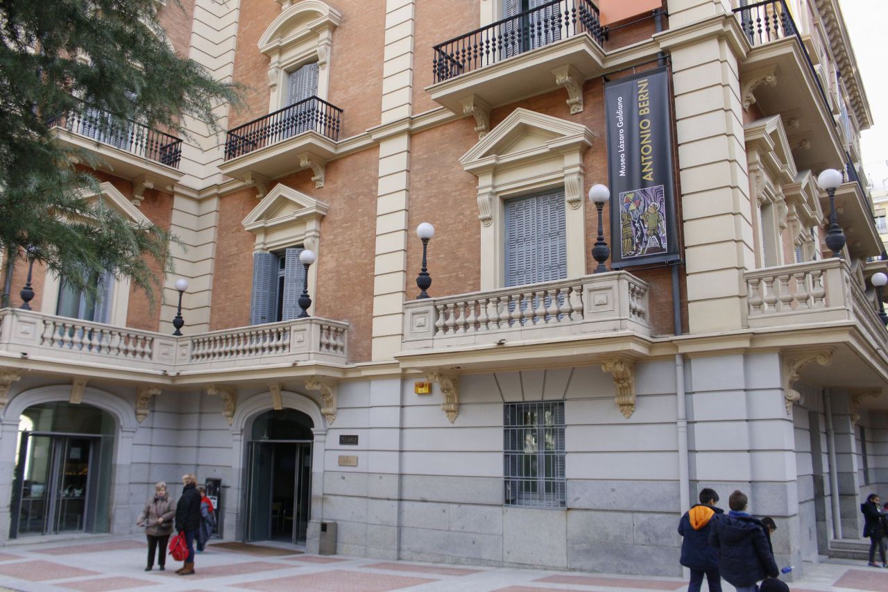 La comisaria Diana B. Wechsler y la directora del museo Lázaro Galdiano, Helena Hernando, han presentado la exposición 'Antonio Berni: entre la expedición fotográfica y la reinvención del grabado, una muestra de gabinete'. 