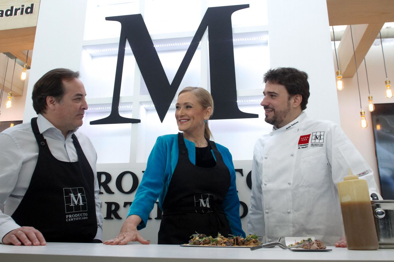 Cristina Cifuentes juanto a Jaime González Taboada y al chef Javier Estévez, seleccionado como embajador de los productos de Madrid.