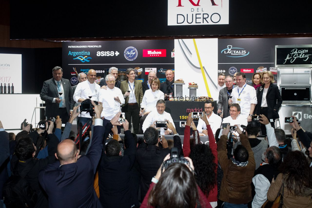 Celeberación de la 15 edición de Madrid Fusión con una tarta de Torreblanca.