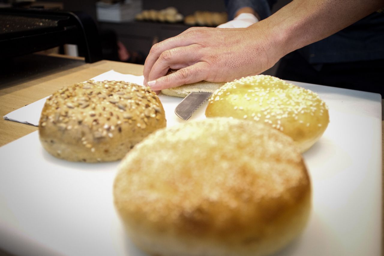 Varios panes de hamburguesa de Fripan.