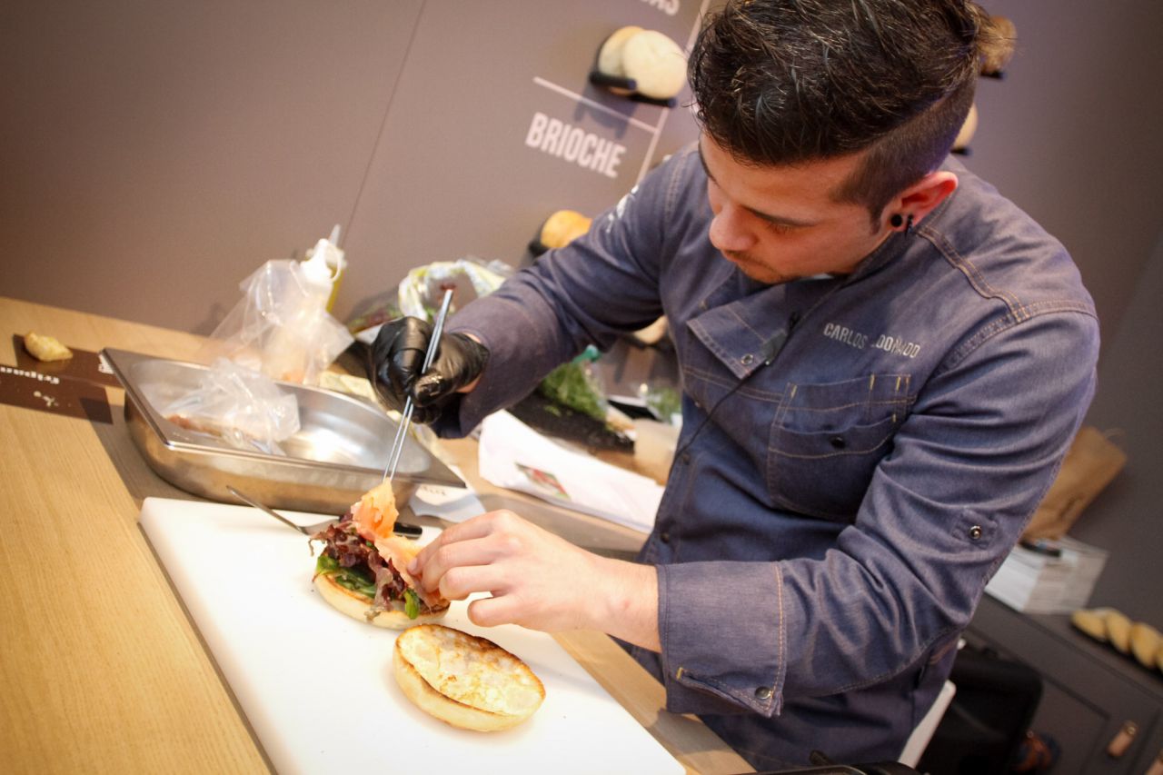 Carlos Maldonado, ganador de Master Chef 3, prepara una hamburguesa.