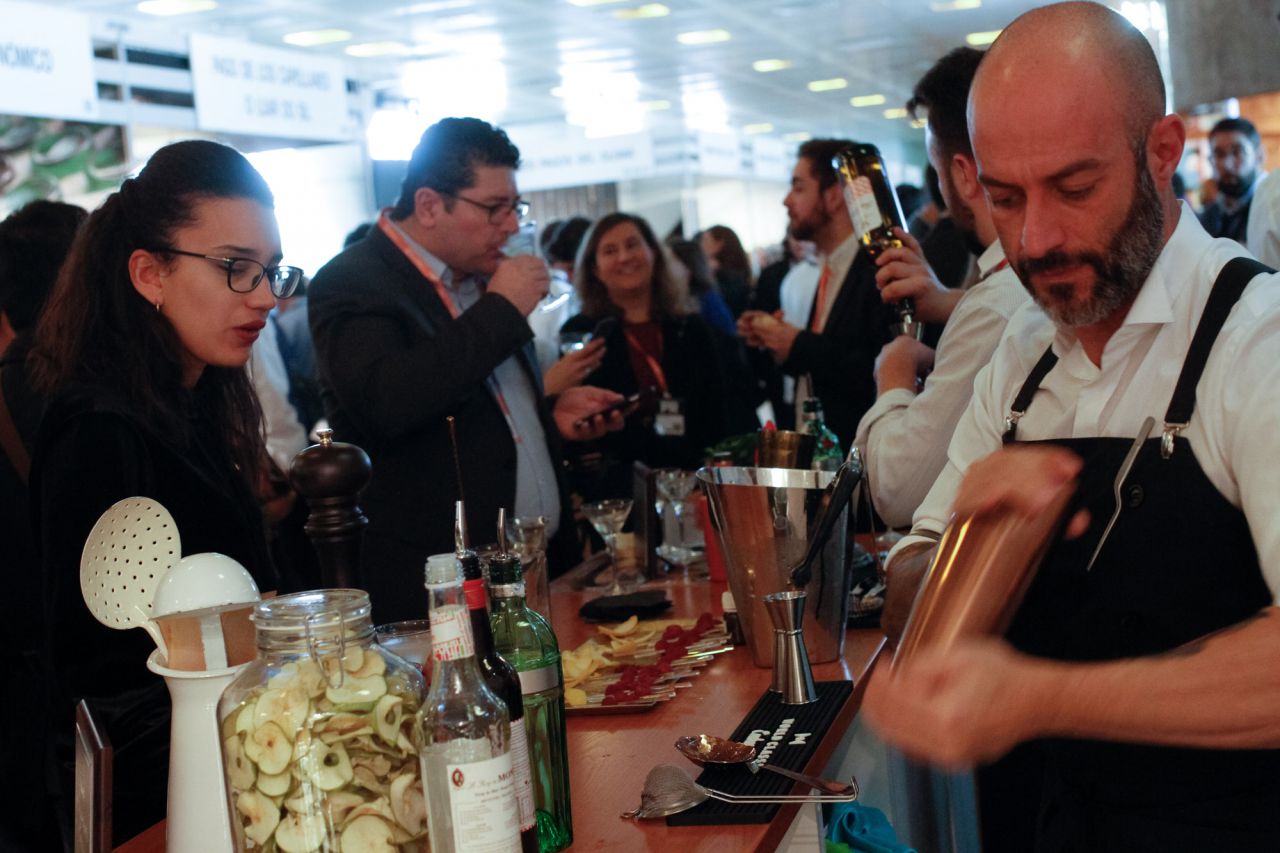 Los asistentes han podido degustar diferentes tipos de cócteles.
