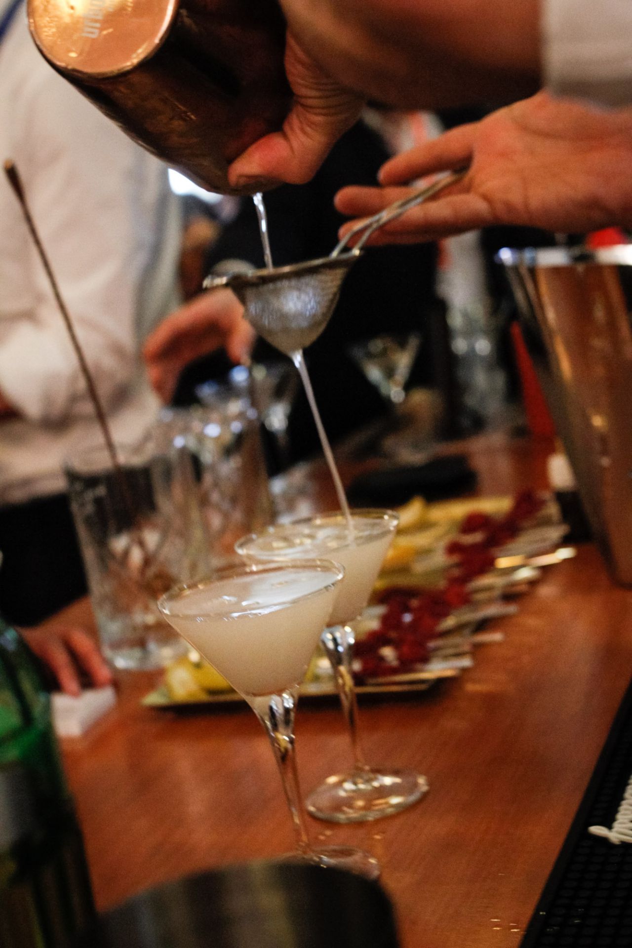 Un barman ultima un cóctel de ginebra.