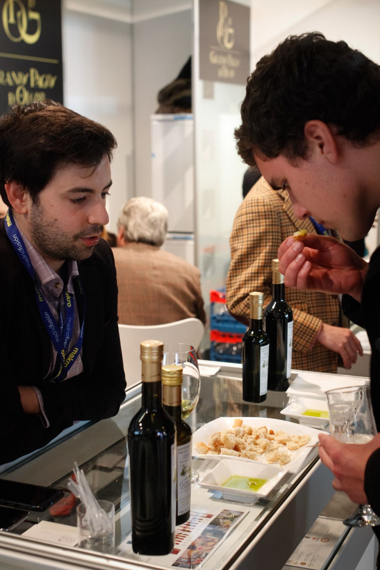 Los asistentes han podido probar diferentes tipos de aceites.