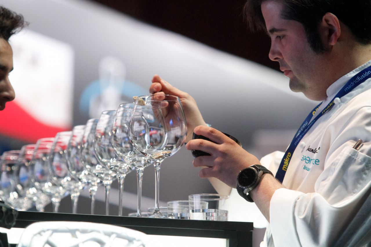El ayudante de Ángel León prepara las copas ue luego se iluminarán en la 'master class' del chef Ángel León.