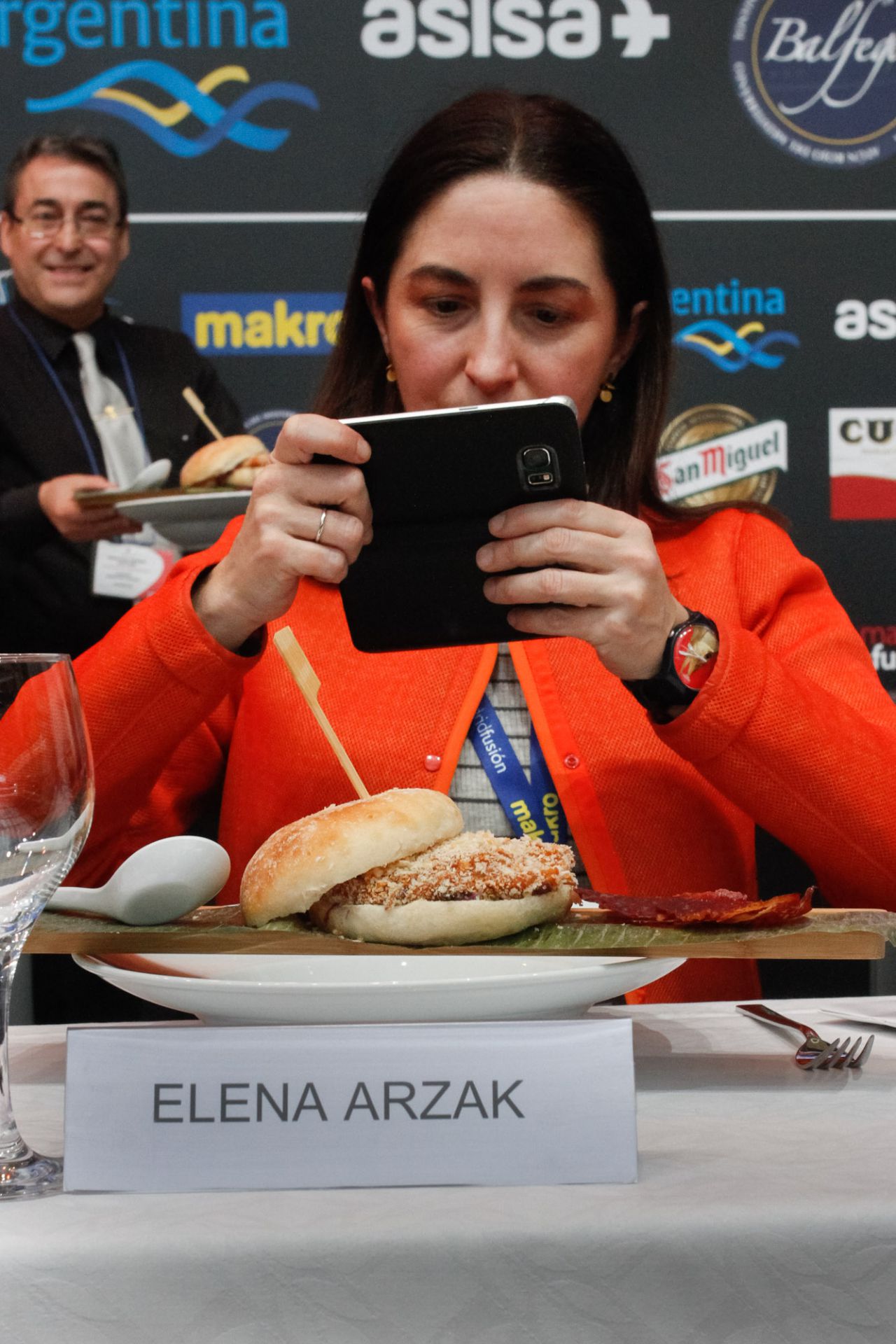 Elena Arzak fotografía la primera hamburguesa del concurso.