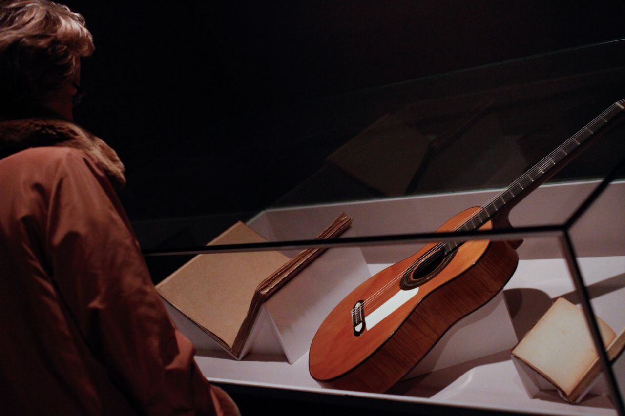 Guitarra usada en los cafés cantables.