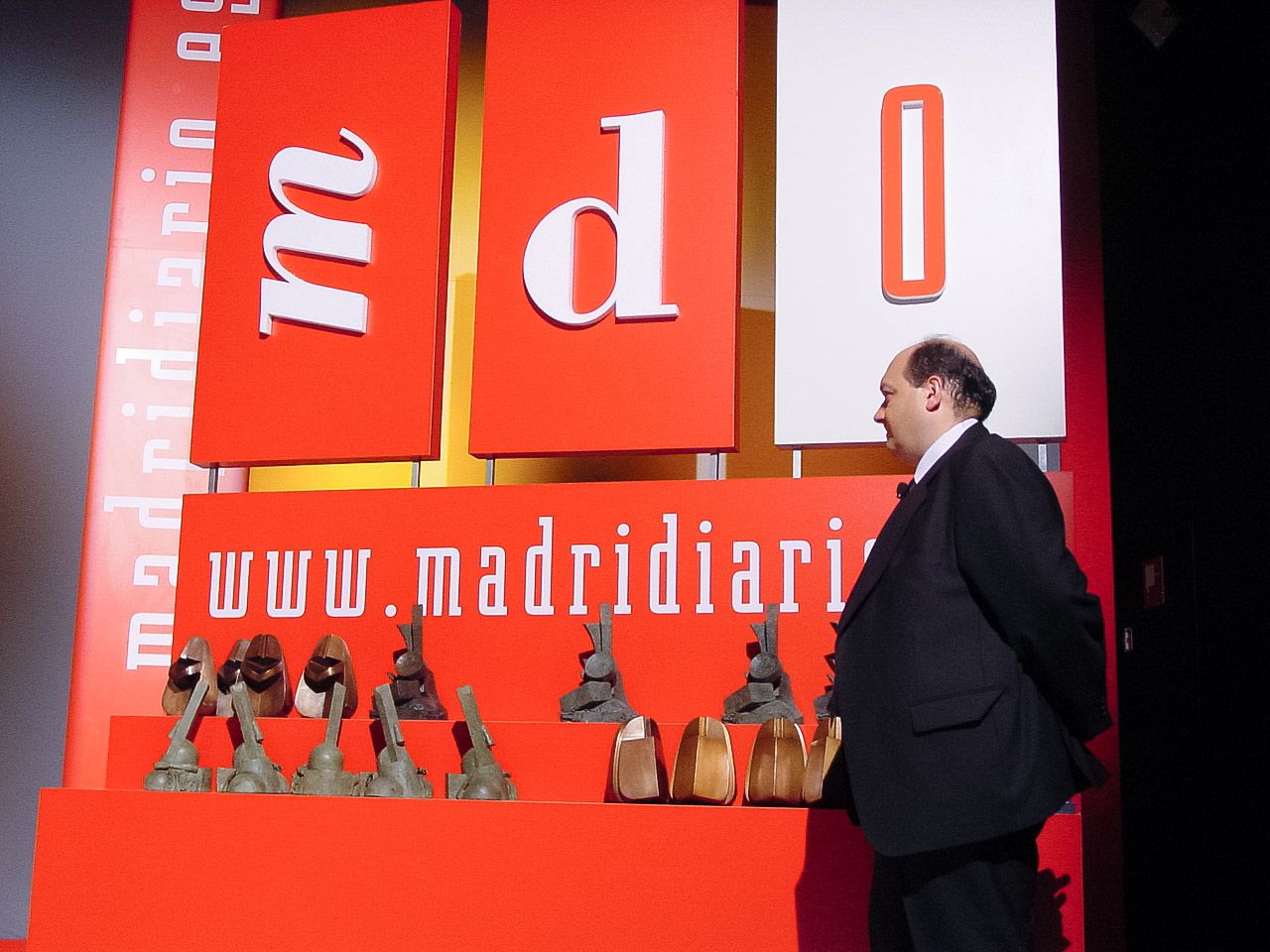 Constantino Mediavilla, presidente-editor de Madridiario, con las estauillas de los premios.