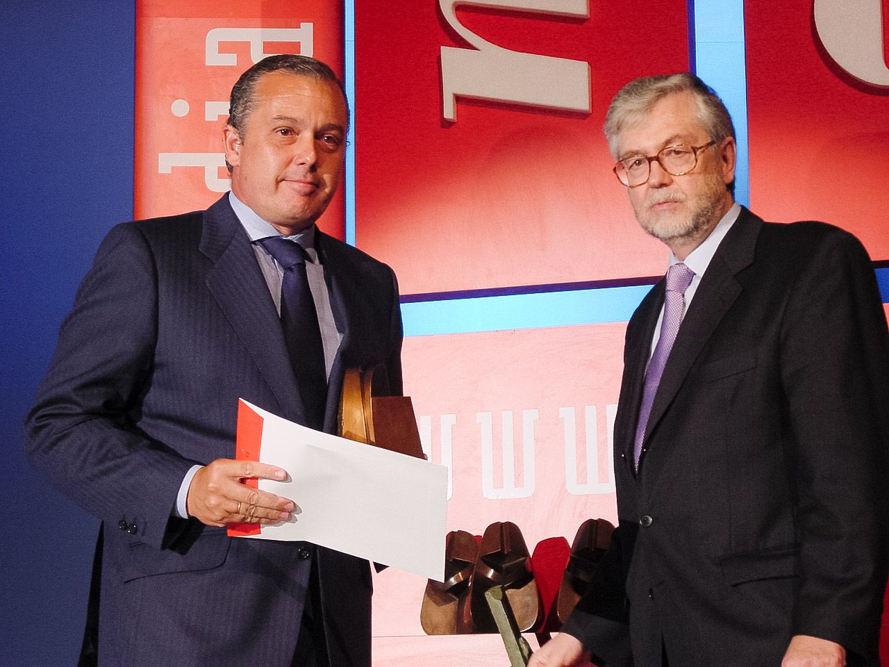 Juan Luis Huidobro, presidente del RACE, y Jesús Frías, redactor jefe de Local de Europa Press.