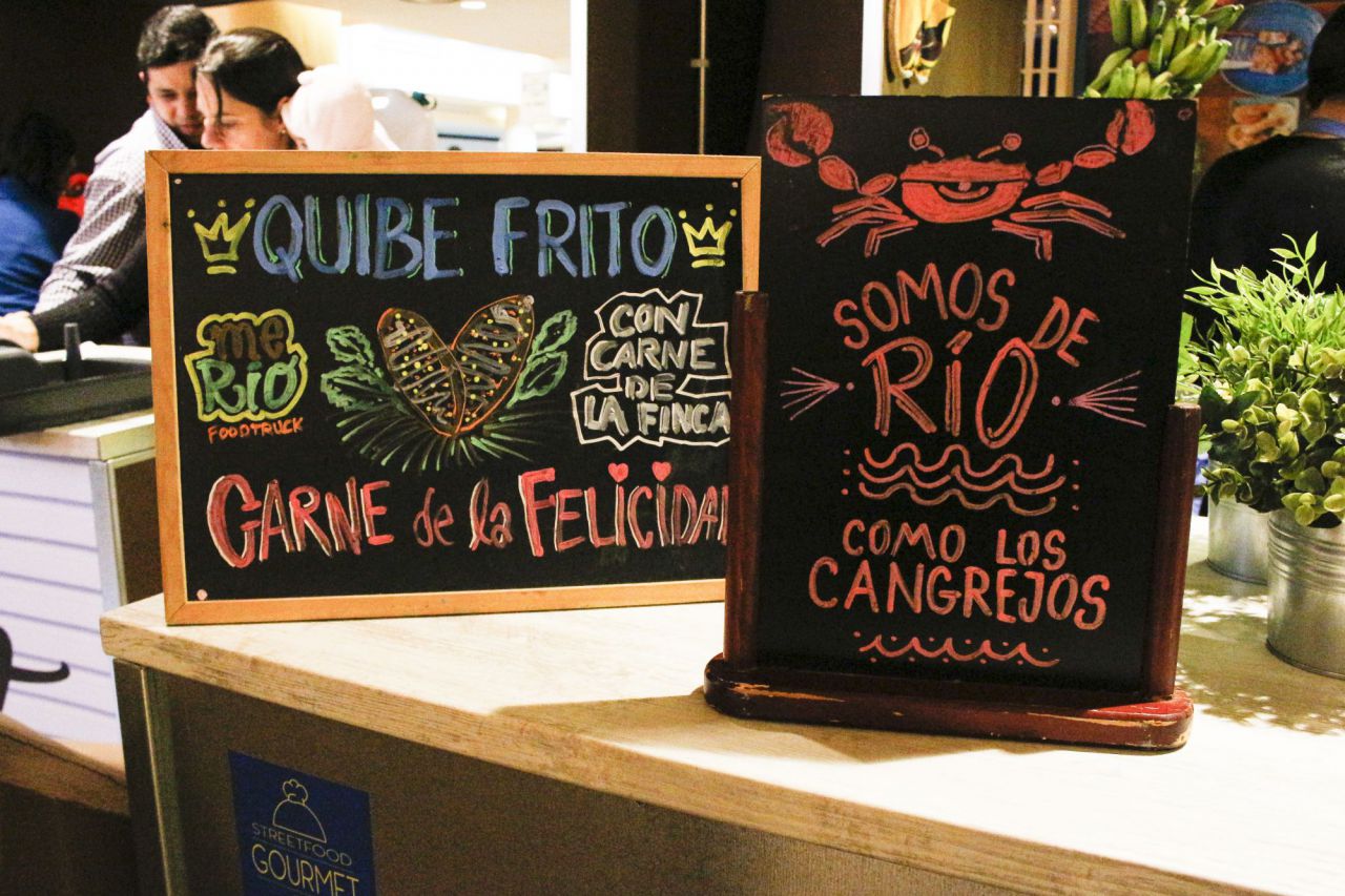 Carteles promocionando la comida brasileña, tradicional de Río de Janeiro.