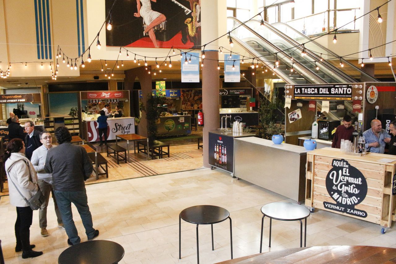 El hall principal del edificio es ahora un lugar donde probar comida de todo tipo.