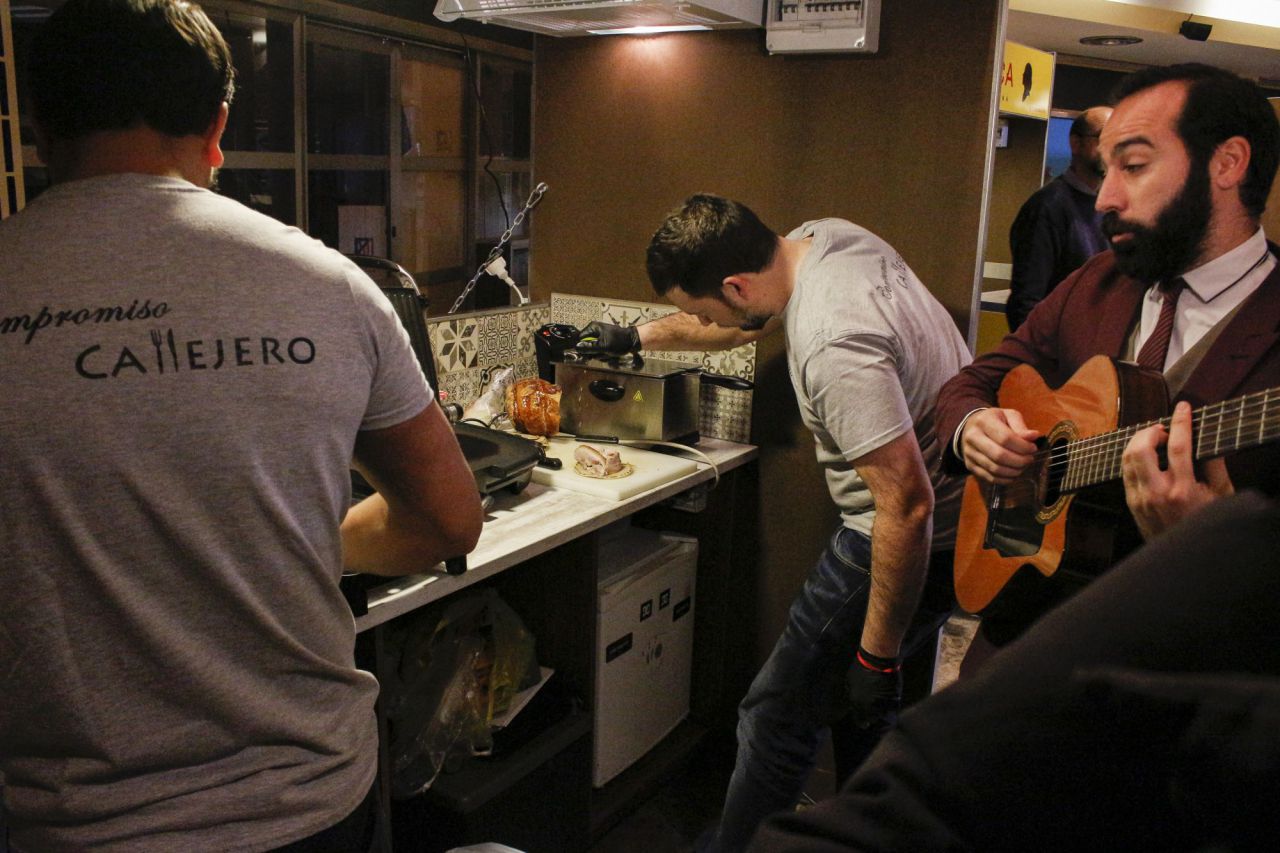 Trabajadores del nuevo espacio animan el ambiente.