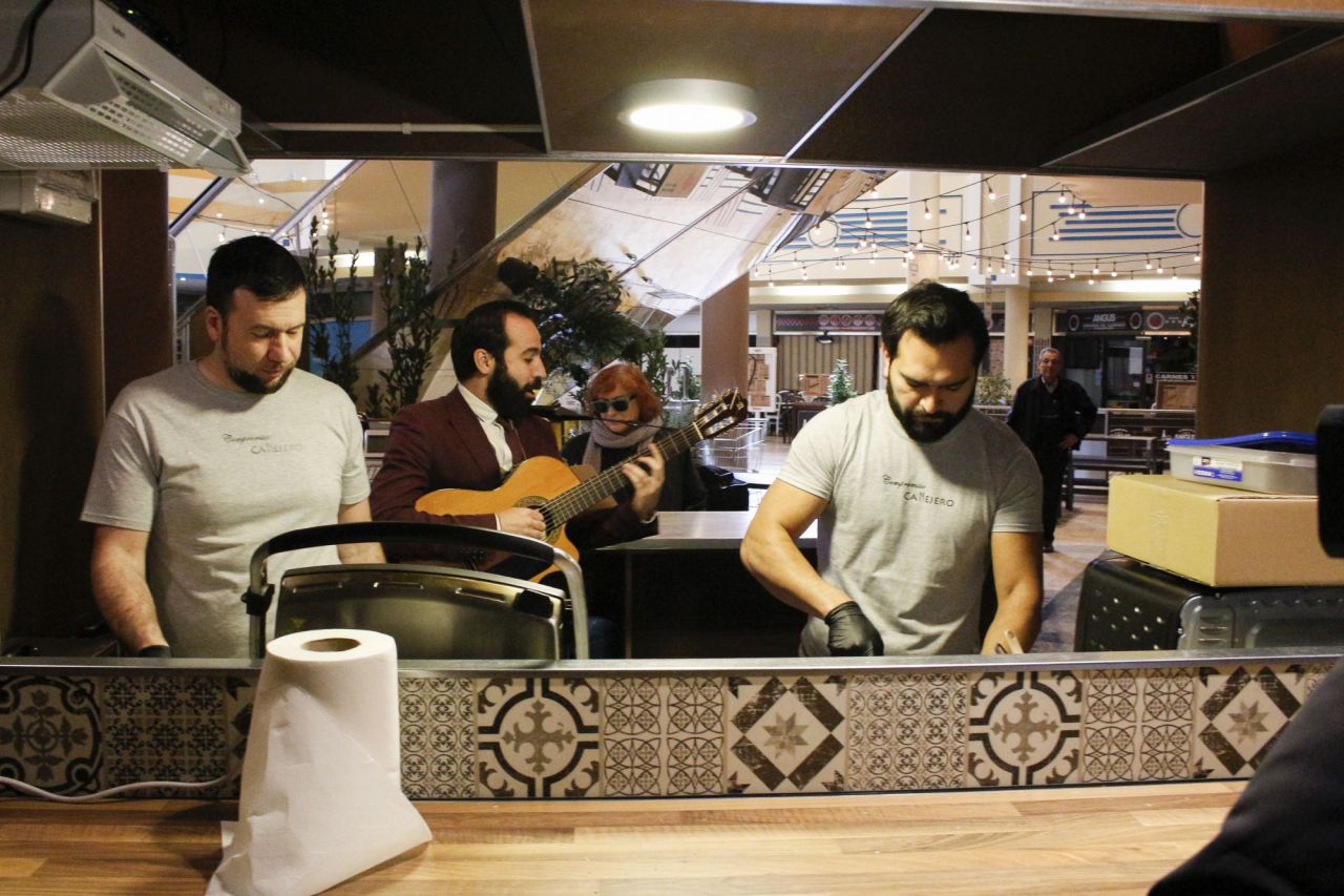 Trabajadores del nuevo espacio animan el ambiente.