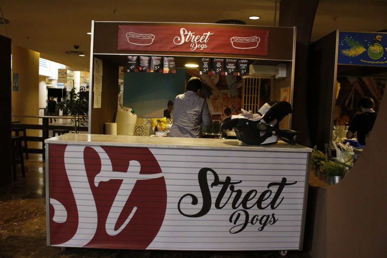 Uno de los 'food trucks', donde se pueden probar perritos calientes.