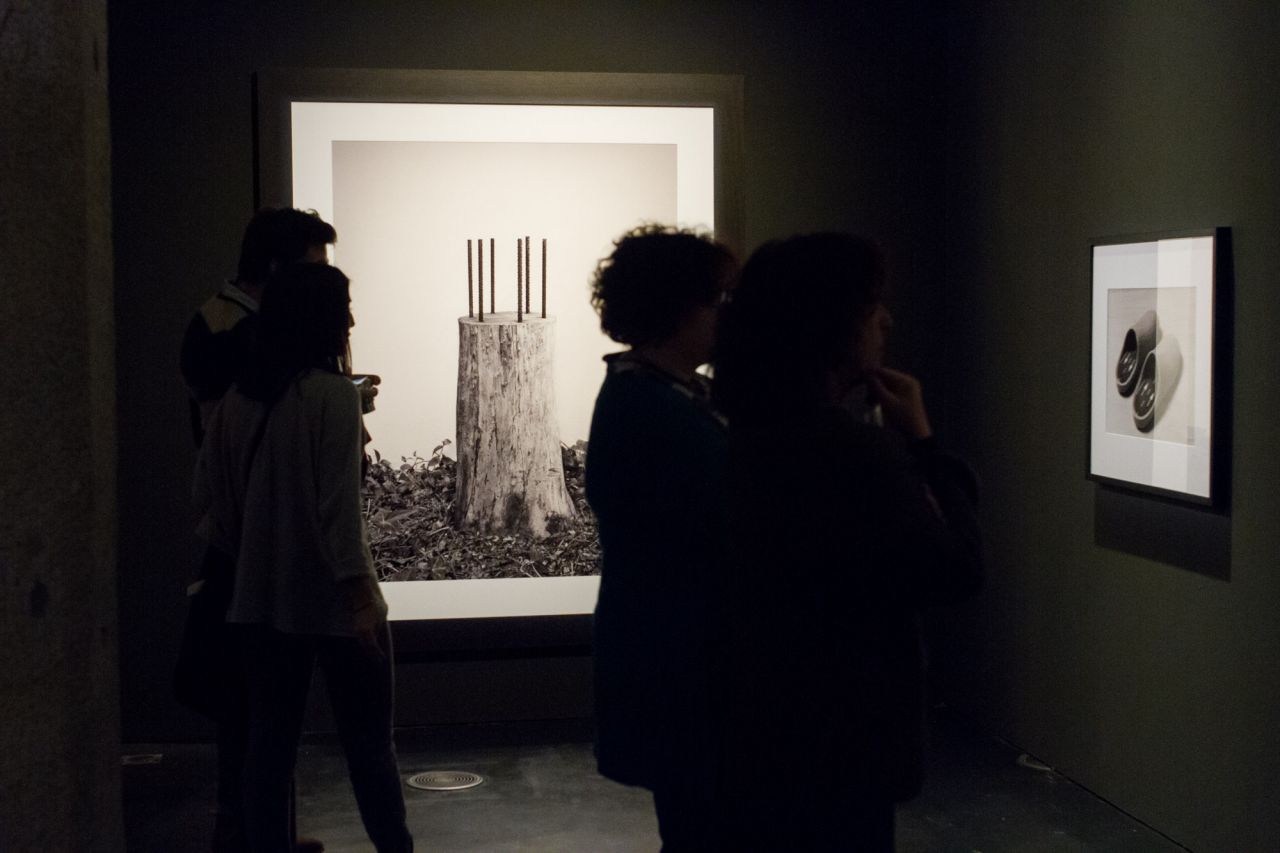 Algunos visitantes junto a parte de la exposición.