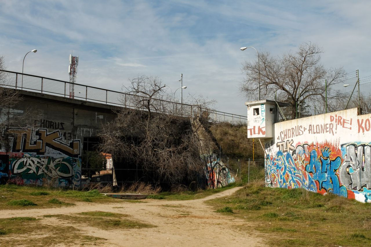 Garita de vigilancia junto al trazado de las antiguas vías de tren.