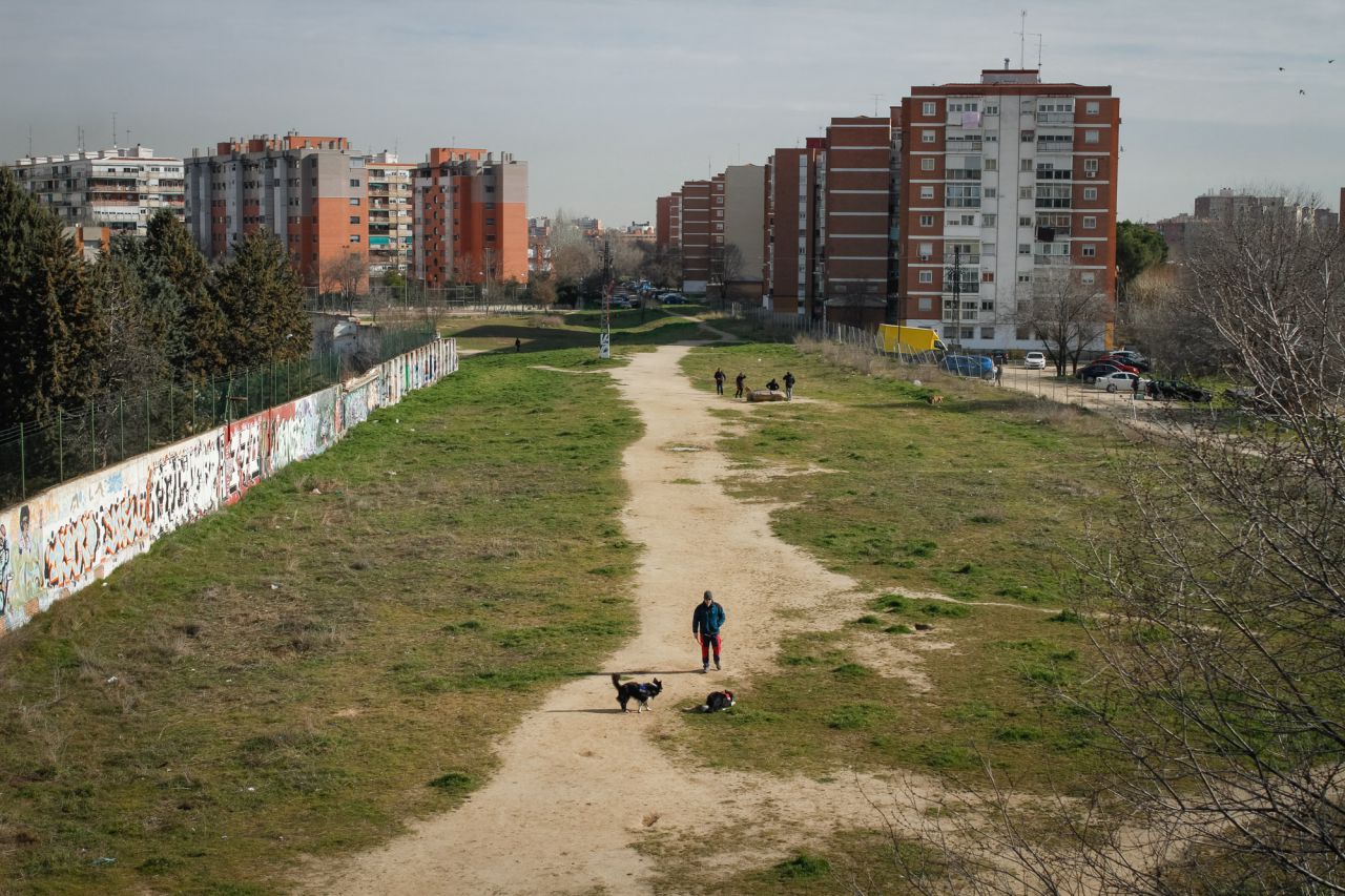Antiguo trazado de vías de tren en el barrio de Las Águilas al final de la avenida del General Fanjul.