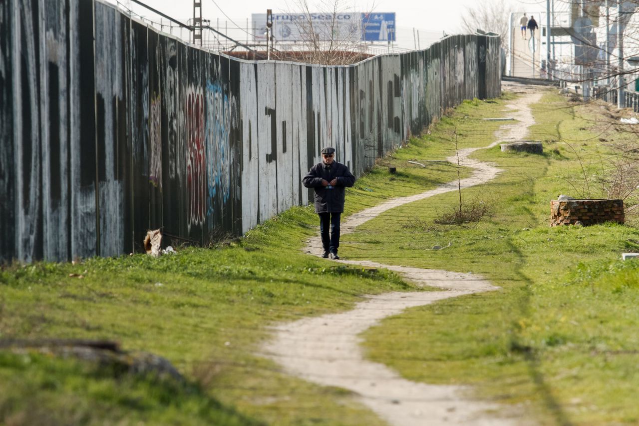 Camino paralelo a las vías de la linea C5 de Cercanías.