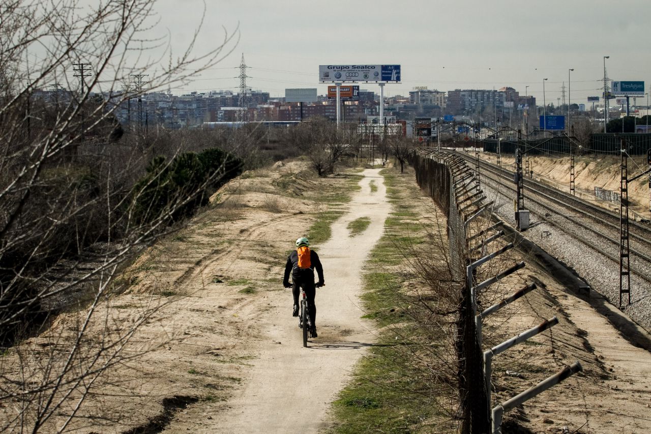 Un ciclista transita entre las vías del Cercanías y el antiguo trazado de vías.