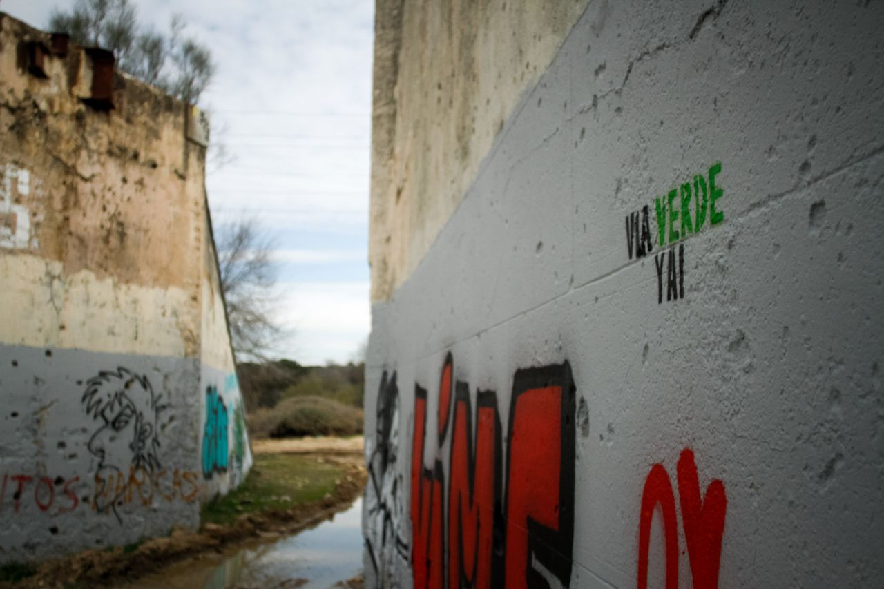Pintada pidiendo la construcción de la Vía Verde Ya.