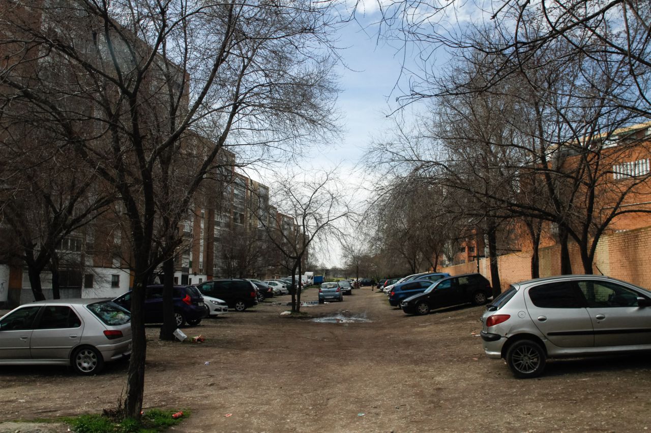 Antiguo trazado de las vías a la altura de la calle Fuente de Lima en el barrio de Las Águilas.