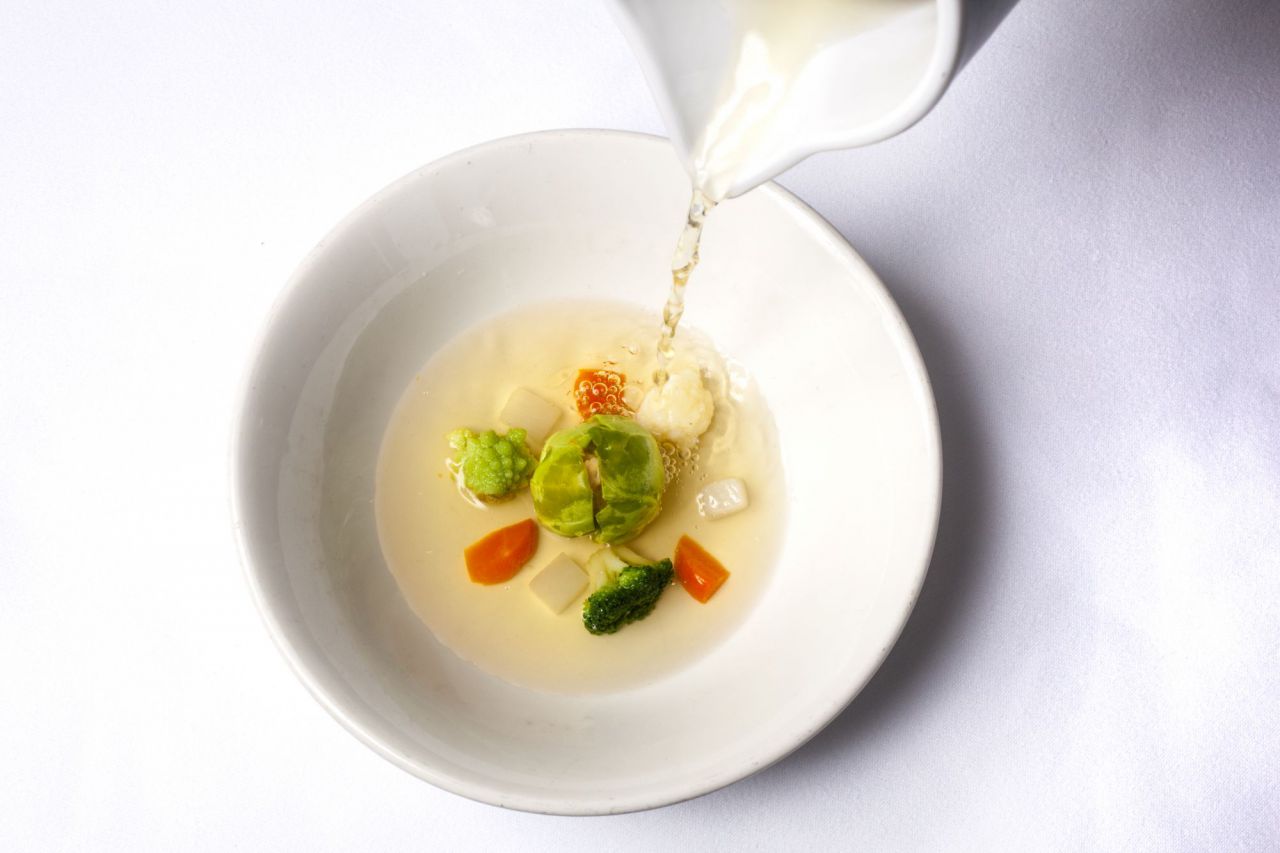 Consomé pollo de corral y empanadillas de criciferas de Aranjuez