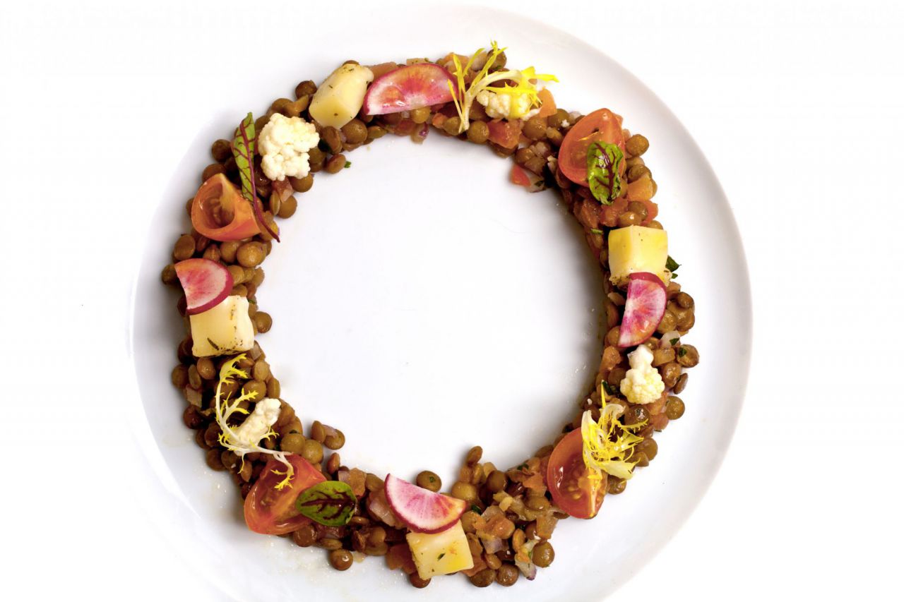 Ensalada de Lentejas verdinas con queso de oveja de Miraflores de la Sierra.