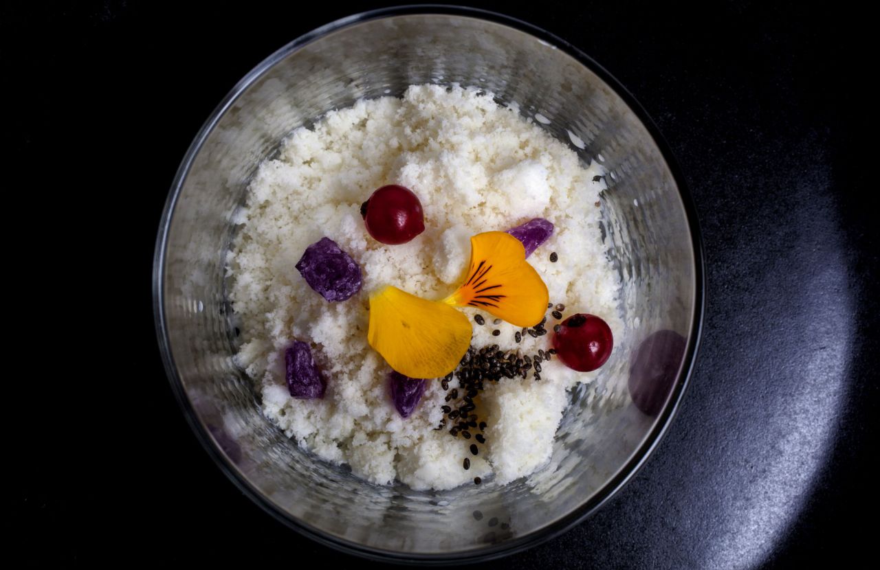 Granizado de leche de la Sierra Norte de Madrid , chia, grosellas rojas y caramelos de violeta.