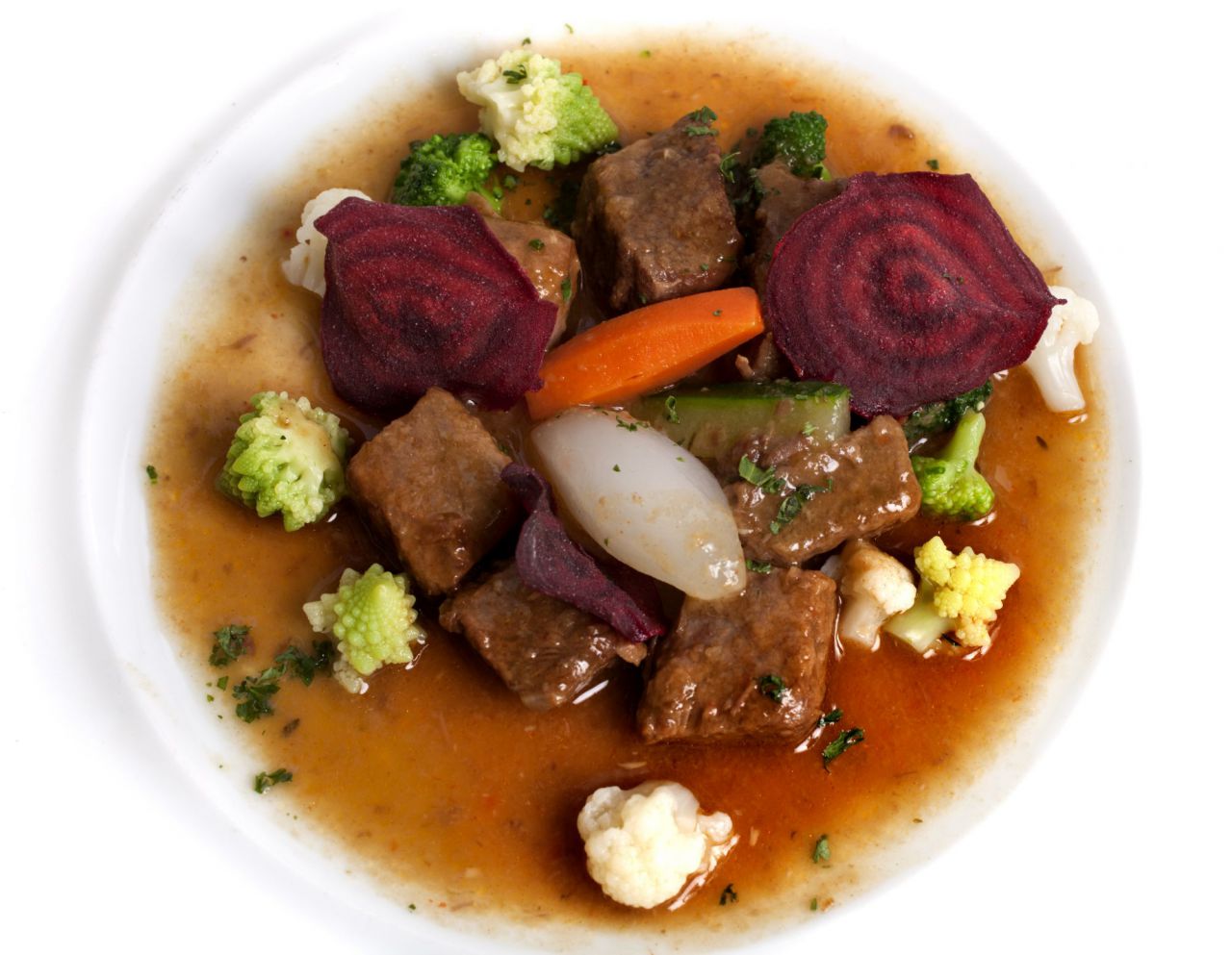 Jardinera de ternera IGP de la Sierra de Guadarrama, vegetales torneados y chips de remolacha.