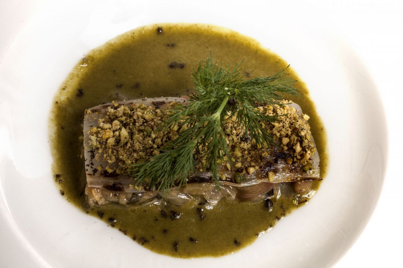 Sandwich de penca de acelga de Fuenlabrada verduras de Villa del Prado y culis de hojas verdes.