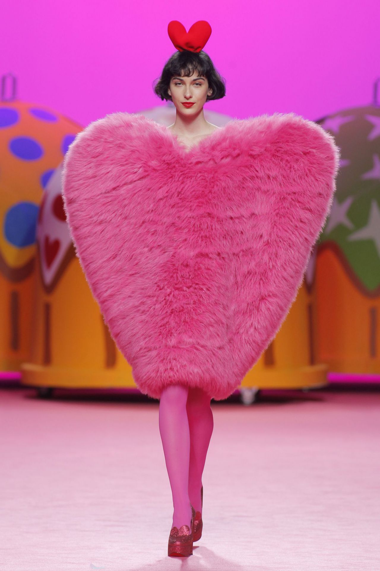 Agatha Ruiz de la Prada cautivó al público con una pasarela divertida, colorida y muy dulce